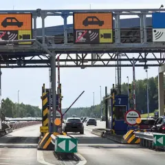 Bramki autostradowe, gdzie sprawdzisz, ile kosztuje autostrada Katowice. Samochody czekają w kolejce do poboru opłat.