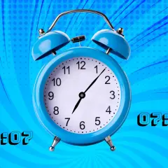 Reloj despertador azul con la hora espejo 07:07. El tiempo se detiene en este momento especial.