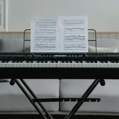 Elektroniczne pianino z nutami Pachelbel's Canon, gotowe do zagrania w **pianissimo**.