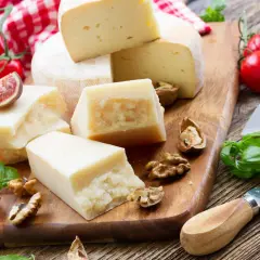 Serowe bloki, pomidorki, figi i orzechy. Szukasz, czym zastąpić parmezan? Oto inspiracja!