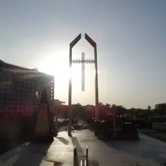 Ein monumentales Kreuz ragt im Gegenlicht empor, ein Symbol der Hoffnung, das mit dem Erbe von David Yonggi Cho verbunden ist.
