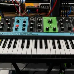 Muzyka elektroniczna lat 80.: Jak syntezatory podbiły świat?