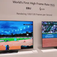 Dwa ekrany prezentują sportowe wydarzenia w technologii hfr kino. Po lewej stadion lekkoatletyczny, po prawej kort tenisowy.