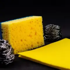 Skuteczne sposoby na mycie szafek kuchennych z tłuszczu bez wysiłku