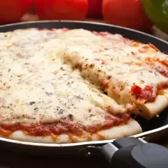 Gorąca, mrożona pizza z ciągnącym się serem, podana prosto z patelni. Idealna na szybki obiad.
