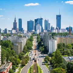 Warszawski krajobraz miejski z wieżowcami i zielenią. Idealne miejsce, gdzie jechać w niedzielę na spacer i podziwianie panoramy.
