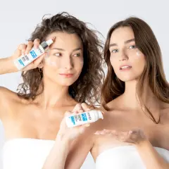 Dwie kobiety prezentują kosmetyk Bandi "More Than Moist". Czy to jest nmf co to? Ten produkt nawilża skórę.