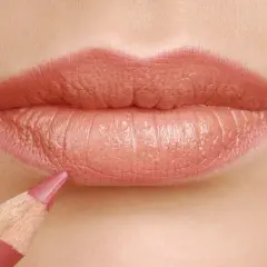 Dettaglio labbra con matita rosa che delinea il contorno per un effetto volumizzante. Scopri come ingrandire le labbra con la matita.