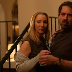 Para zaniepokojonych ludzi, w tym Lisa Kudrow, w scenie z serialu "Za fasadą".