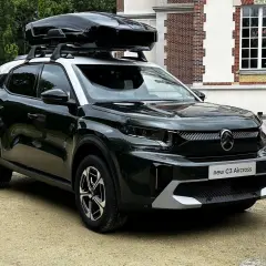 Nowy Citroen C3 Aircross z boxem dachowym, idealny na rodzinne wyjazdy. Sprawdź atrakcyjną citroen c3 aircross cena.