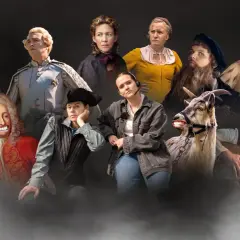 En brokig samling karaktärer i en kostymdrama serie, från en dam med fjäderprydd hatt till en man med luta och en get med ett leende.