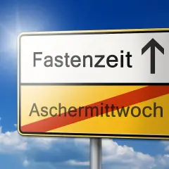 Wegweiser: Oben "Fastenzeit" mit Pfeil nach oben, unten "Aschermittwoch". Der Beginn der Fastenzeit ist erreicht.