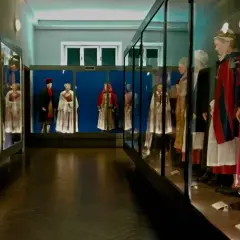 Wystawa tradycyjnych strojów ludowych w Krakowie. Warto odwiedzić darmowe muzea, by zobaczyć te piękne eksponaty.
