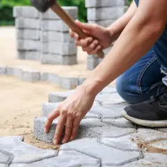 Ile trwa układanie kostki brukowej? Sprawdź czas i czynniki wpływające