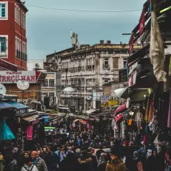 Podróbki z Turcji do Polski: Czy warto ryzykować? Poznaj kary!