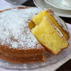 Torta soffice e profumata, uno dei tanti dolci con yogurt che deliziano il palato. Perfetta per la colazione o la merenda.