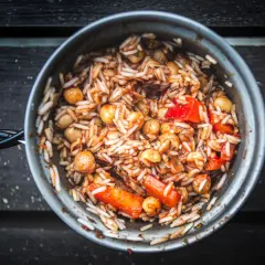 En kastrull med ris, kikärtor och paprika. Ett enkelt campingmat recept som passar perfekt på vandringen.