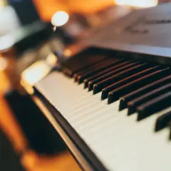 Klawisze pianina czekają na palce, by stworzyć piękną melodię.