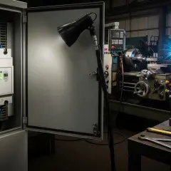 W warsztacie, obok tokarki, w otwartej szafie elektrycznej widoczny jest czujnik kolejności faz z wyświetlaczem "Phass OK".