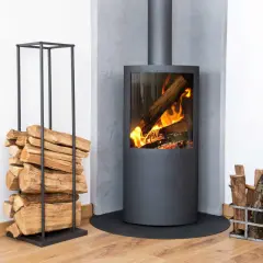 Moderner Kamin mit brennendem Holz. Links Holzstapel, rechts kleiner Holzkorb. Überlegungen zu kamin austauschen kosten sind hier fehl am Platz.