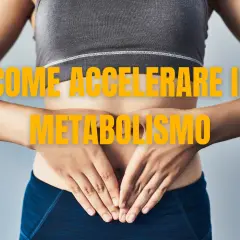 Donna in abbigliamento sportivo con le mani sull'addome, testo giallo "COME ACCELERARE IL METABOLISMO".