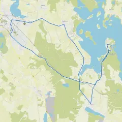 Trasa rowerowa wokół malowniczego miasta nad jeziorem Skiertąg. Mapa pokazuje drogę przez lasy i wzdłuż brzegów jeziora, z zaznaczonymi wzgórzami.