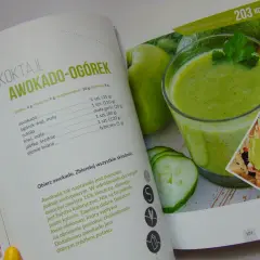 Zielony koktajl chodakowskiej z awokado i ogórka, z dodatkiem jabłka, kiwi i mięty. Zdrowy i orzeźwiający napój.
