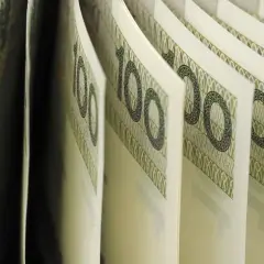 Złote banknoty 100 zł, symbolizujące przyszłe dochody i nadzieję na wyższą kwotę wolną od podatku 2026.