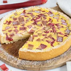 Ein köstlicher Rhabarberkuchen mit Schmand, bestreut mit Puderzucker. Frischer Rhabarber und eine cremige Füllung machen diesen Kuchen zum Genuss.