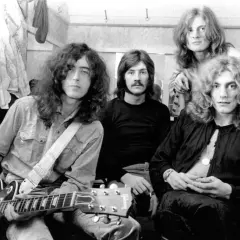 Jimmy Page z zespołem Led Zeppelin, gotowi do rock and rolla.