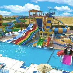 Wesołe zjeżdżalnie wodne i baseny w Casa Mare Resort, idealne miejsce na rodzinne wakacje. Opinie gości potwierdzają świetną zabawę!