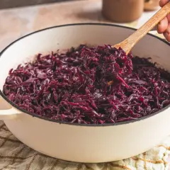 Gekochter Rotkohl in einem Topf, bereit zum Servieren. Die Frage "rotkohl wie lange kochen" wird hier visuell beantwortet.
