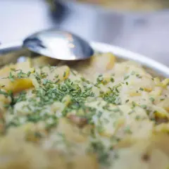 Cremiger Kartoffelsalat, garniert mit frischem Schnittlauch. Ein klassisches Kartoffelsalat Rezept, das immer schmeckt.