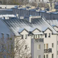 Zimowe dachy bloków mieszkalnych, gdzie widać, jak jest rozliczane ogrzewanie w blokach.