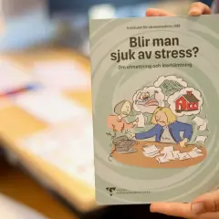En bok om att bli sjuk av stress och hur livet efter utmattningssyndrom kan se ut. Illustrationen visar en person överväldigad av tankar på barn, hus och pengar.