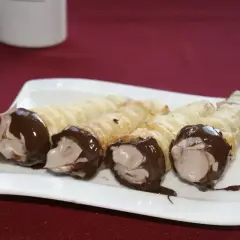 Słodkie rurki z kremem i czekoladą. Zastanawiasz się, ile kalorii ma kawałek ciasta? Te wyglądają na pyszne!