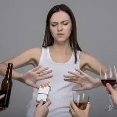 Kobieta odrzuca alkohol i papierosy. Zastanawia się, ile promili po lampce wina mogłaby mieć.
