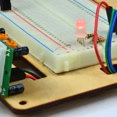 Czujnik ruchu PIR połączony z płytką styków i świecącą diodą LED. Ten kontaktron w oknie jest częścią projektu elektronicznego.