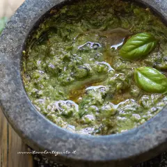 Pesto genovese originale appena fatto nel mortaio, con basilico fresco e olio d'oliva.