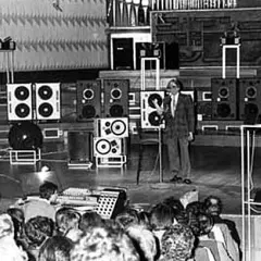 Co to jest muzyka elektroniczna? Poznaj jej fascynującą historię i charakterystyki