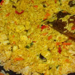 Ryż z kurczakiem i warzywami w sosie curry, gotowy do podania. Idealny przepis, jak ugotować ryż z curry.