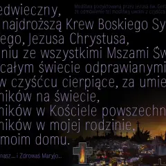 Cmentarz o zmierzchu z krzyżami, zniczami i mauzoleum.