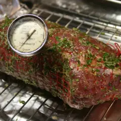 Råstek med termometer, redo för ugnen. Ett av många fransyska recept för en lyckad middag.