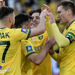 Piłkarze GKS Katowice świętują zwycięstwo nad Motorem Lublin. Nowak z numerem 27 cieszy się z kolegami.