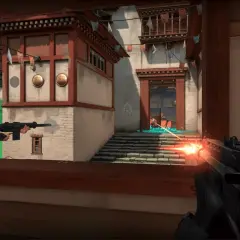 Une joueuse de Valorant giga concentrée vise, des balles fusent dans une cour asiatique.