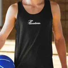 Gracz w czarnej koszulce z logo "Meadow" trzyma niebieską piłkę do koszykówki. Idealny do gry w koszykówkę 3x3, zasady tej dynamicznej odmiany sportu są proste i angażujące.