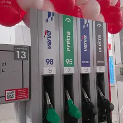 Stacja paliw z dystrybutorami Verva i Efecta. Na ekranie widnieje kwota 50 zł za 10,31 litra paliwa.