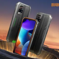 Dwa wytrzymałe telefony Blackview BV4800 Pro na tle zachodzącego słońca. Firma Blackview słynie z produkcji solidnych smartfonów.