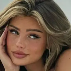 Primer plano de una joven con cabello castaño y reflejos rubios, con sus baby hairs peinados hacia atrás.