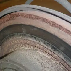 Rostige Bremsscheiben und ein Bremssattel. Die Bremsen vorne und hinten sind stark verrostet und abgenutzt.